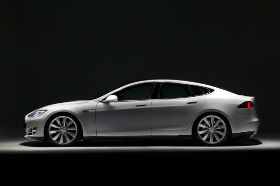 Tesla Model S: Wer bis zum 31. Dezember 2015 ein Elektroauto kauft, muss hierfür keine Kfz-Steuer bezahlen (Quelle: TESLA MOTORS)