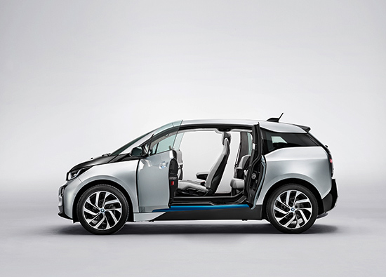 BMW i3: Batteriebetriebener Elektrowagen, auch optional mit Range Extender, im Design-Kohlefaser-Gewand (Quelle: BMW)