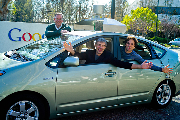 Larry Page, Sergey Brin und Dr. Eric Schmidt im Google Driverless Car (Quelle: Google)