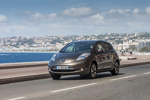 Nissan Leaf: Der Leaf ist das meistverkaufte Elektroauto weltweit und trotz des vergleichsweise niedrigen Preises kommt nicht für viele Interessenten ein Barkauf in Frage (Bildquelle: Nissan)