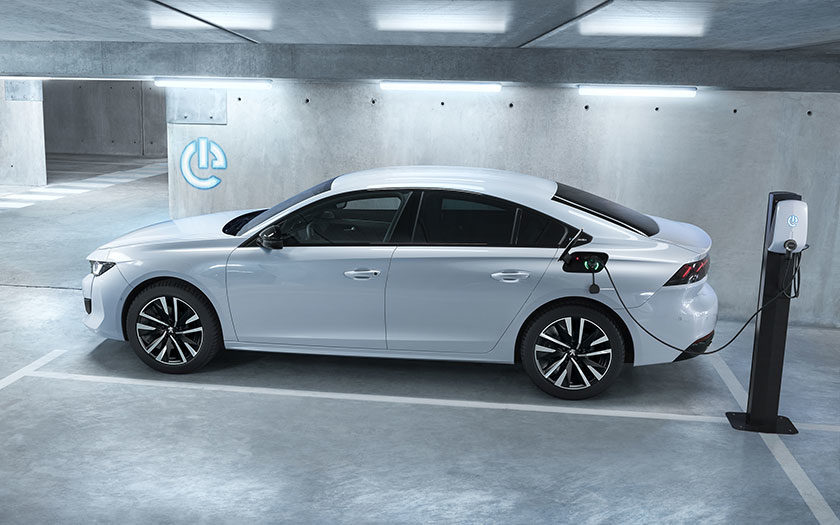 Peugeot 508 HYBRID Plug-In-Hybridauto PHEV Limousine